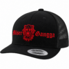 Basecap mit Netz Milser Gangga in Schwarz mit rot gesticktem Gangga-Logo, Schrägansicht