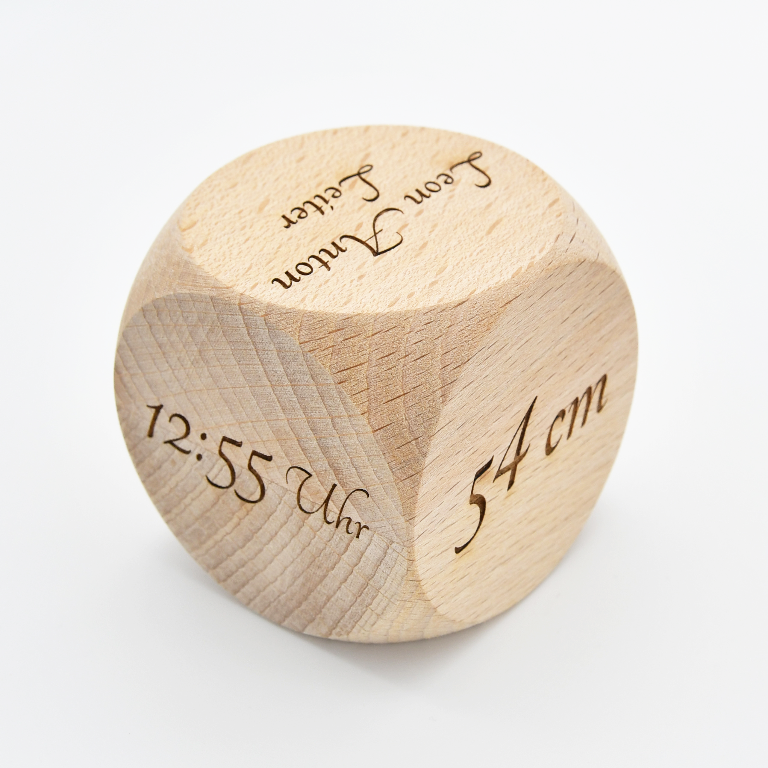 Buchenholzwürfel mit eingravierten Geburtsdaten und Motiv